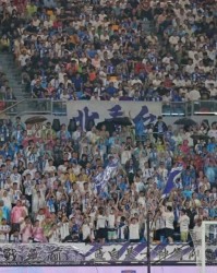  兰斯新球场首秀迎来开门红