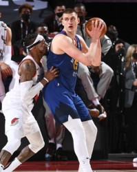  莫兰特禁赛归来率队击败开拓者  