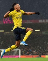  阿森纳门将低级失误，伯恩茅斯补时扳平抢关键一分  