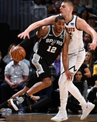  穆雷末节独取12分，马刺加时险胜开拓者