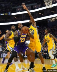  詹姆斯40+三双，湖人加时险胜勇士  