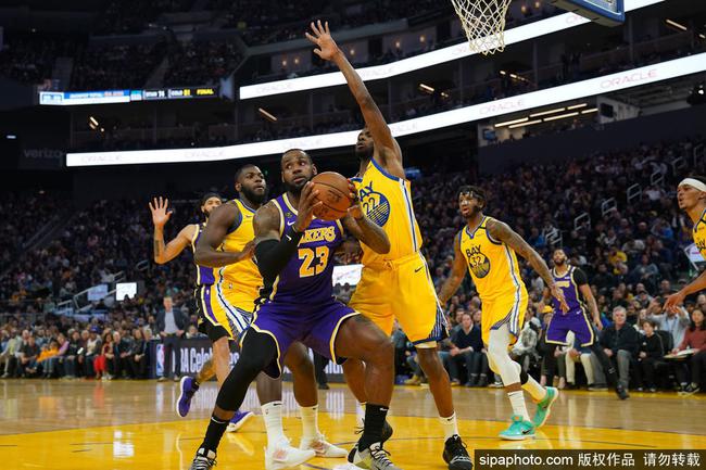  詹姆斯40+三双，湖人加时险胜勇士  